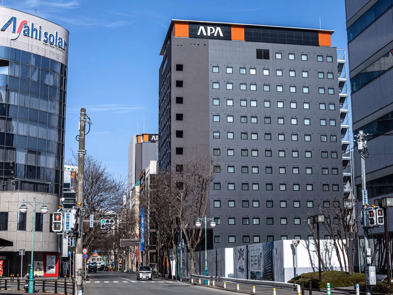 APA Hotel & Resort Hakata Ekihigashi exterior — full-height tower facade with rooftop pool visible at the top