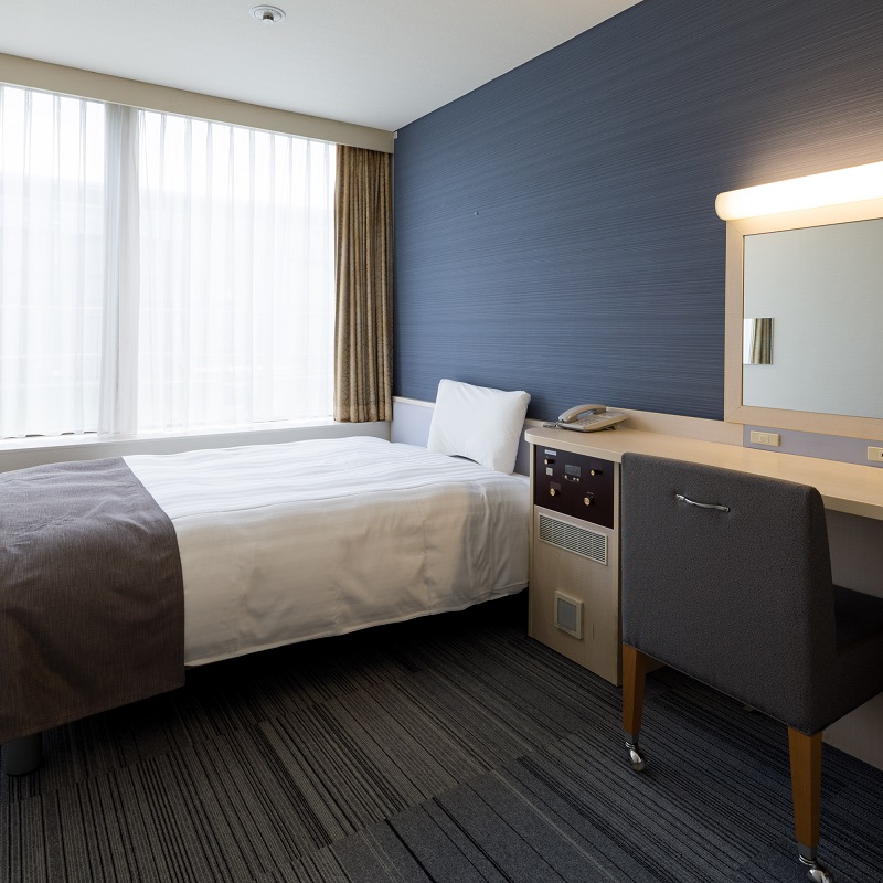 Comfort Hotel Hakata Semi-Double room (13 m²) with one wider bed and work desk