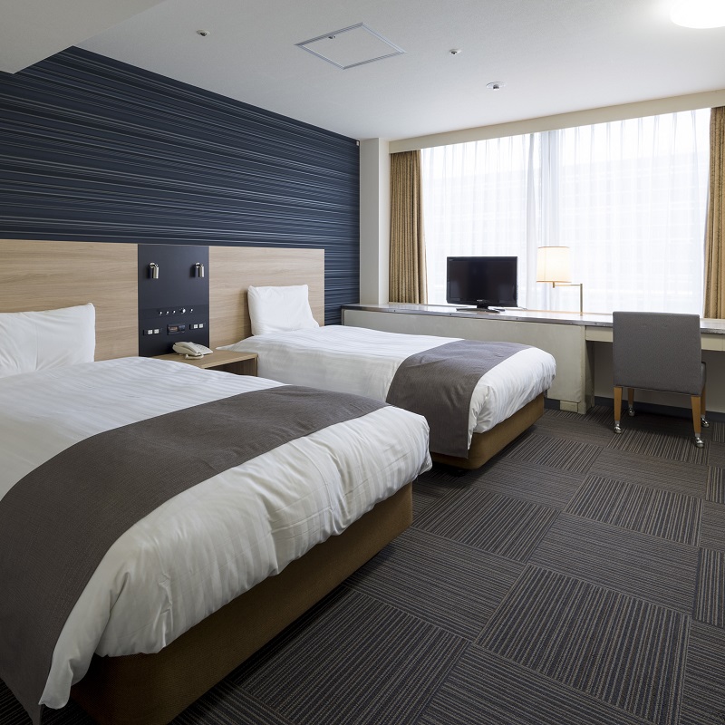 Comfort Hotel Hakata Twin Standard room (18 m²) with two single beds and window-side desk