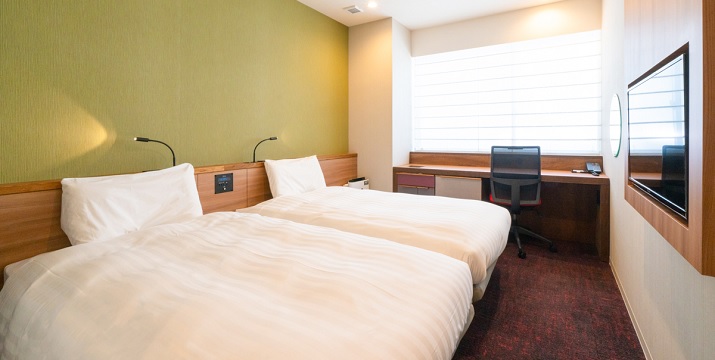 Twin Standard room at Comfort Inn Fukuoka Tenjin — larger footprint with multi-function shower panel