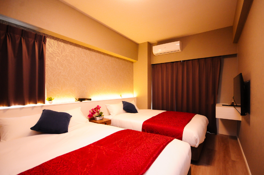 Hotel Japanesque Fukuoka moderate twin room with red accented bedding