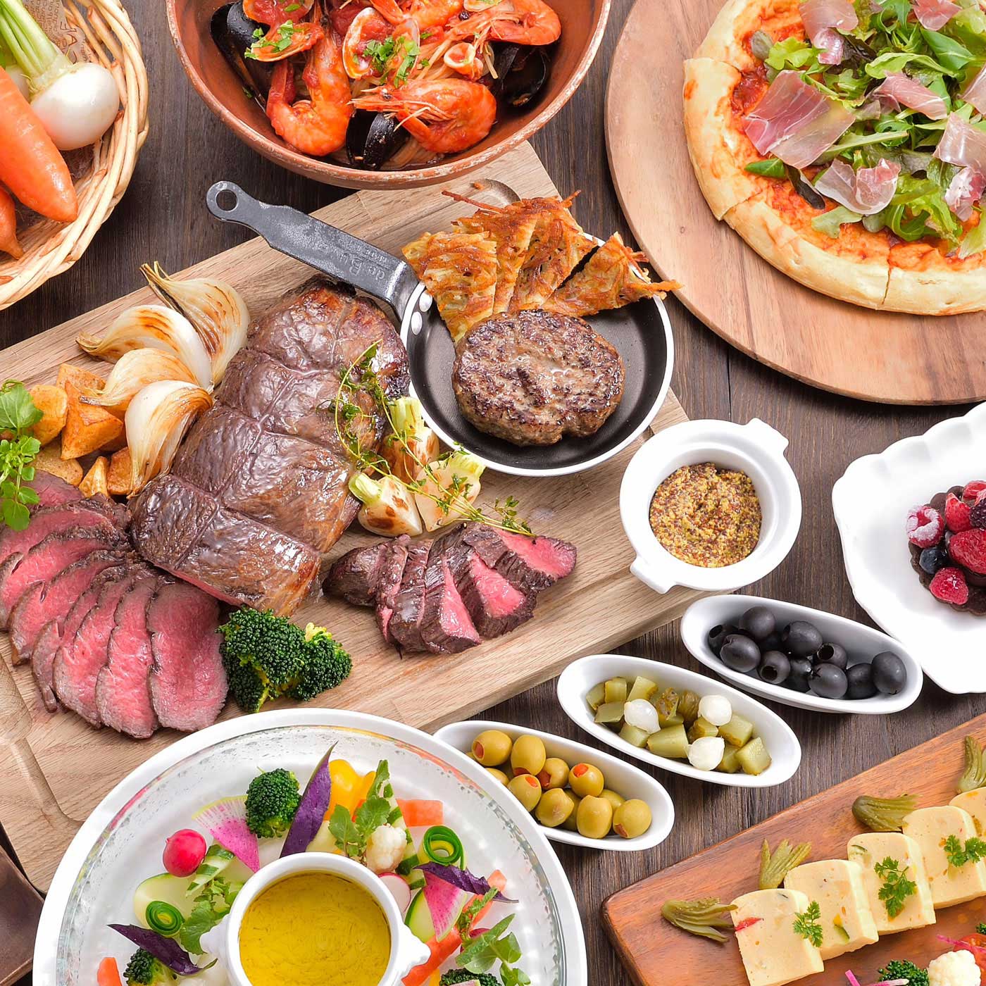 Hotel Nikko Fukuoka dinner spread with wagyu beef and seasonal dishes