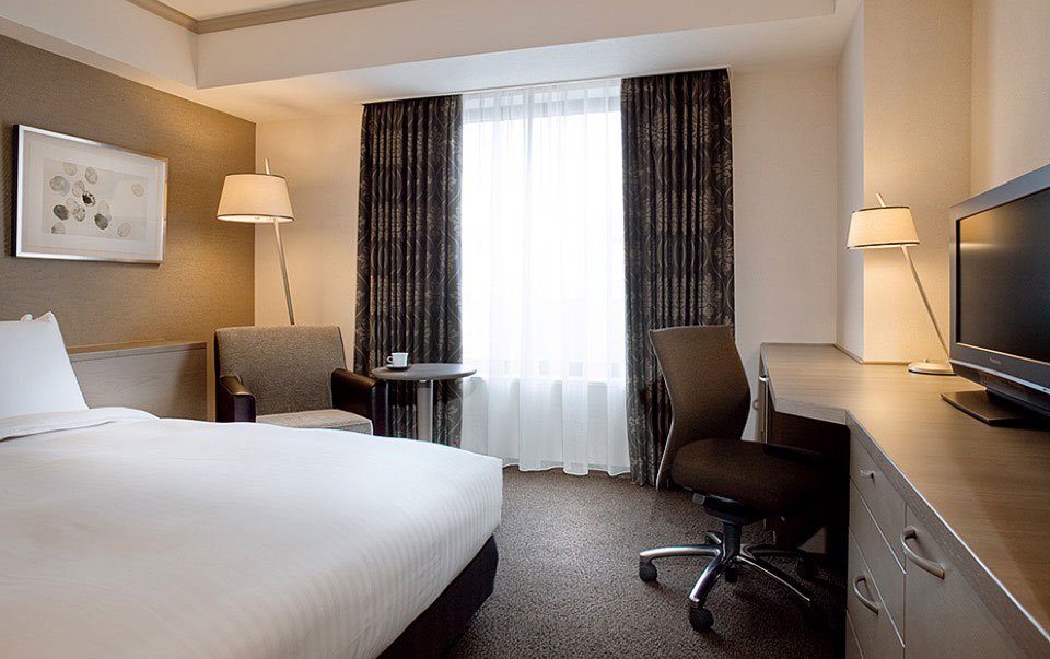 Hotel Nikko Fukuoka standard single room with queen bed and city view