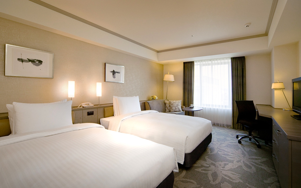 Hotel Nikko Fukuoka standard twin room with two beds and lounge chair