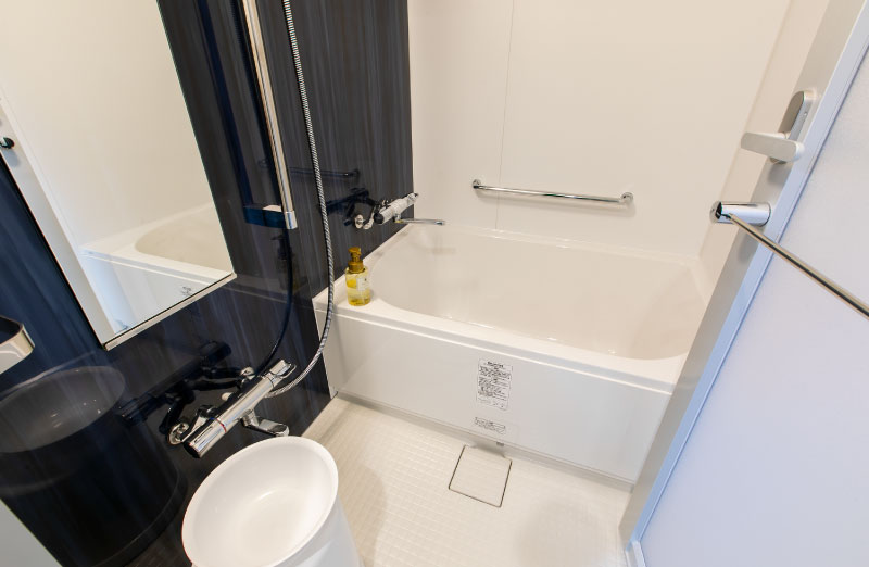 Standard unit bathroom at Hotel Wing International Select Hakata Ekimae with hairdryer and toiletries