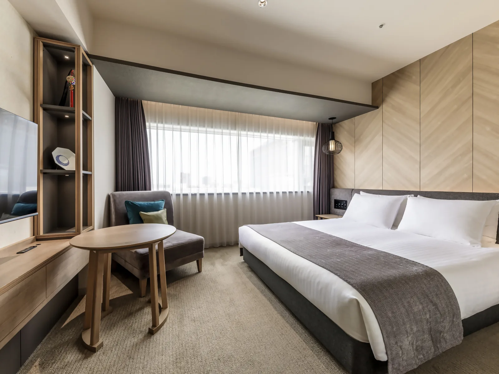 Superior Double room with double bed, work desk, and double-pane windows for city soundproofing