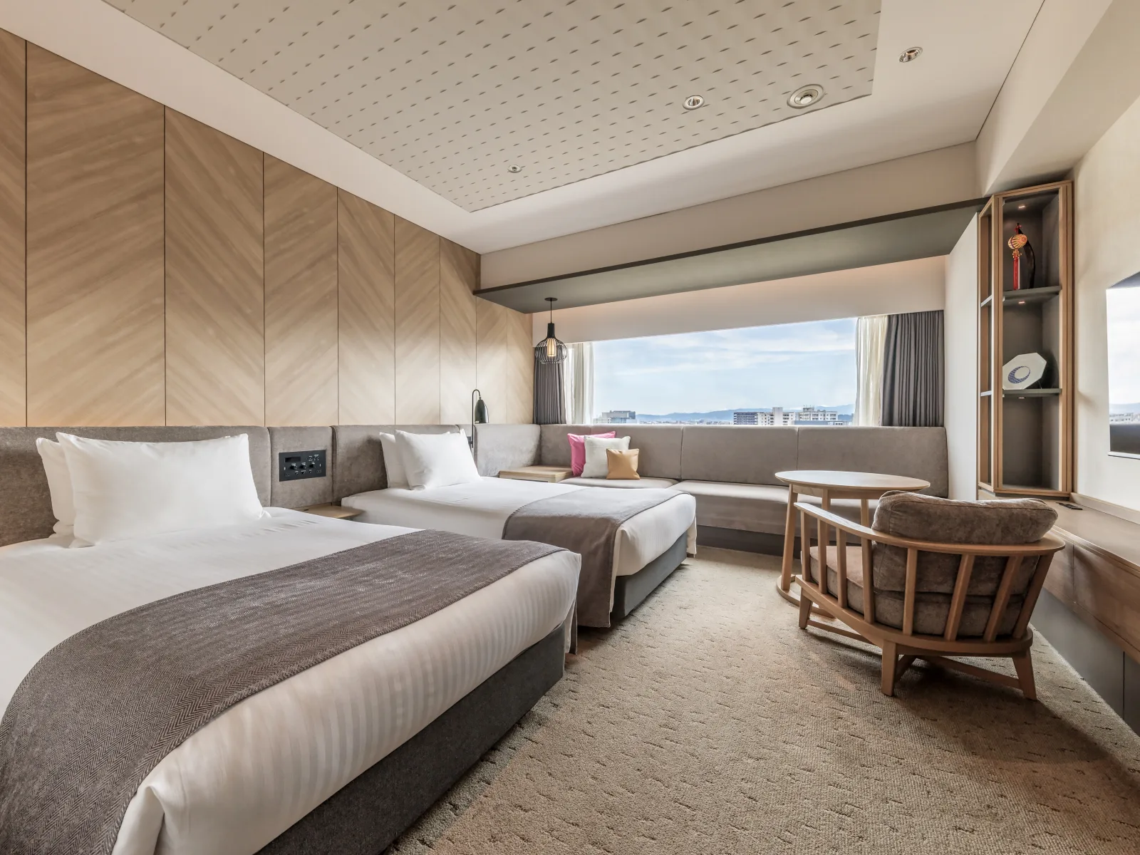 Superior Twin room with two single beds and separated Japanese-style bathroom with soaking tub