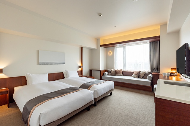 Deluxe room 40 m² with sofa seating area and bay window