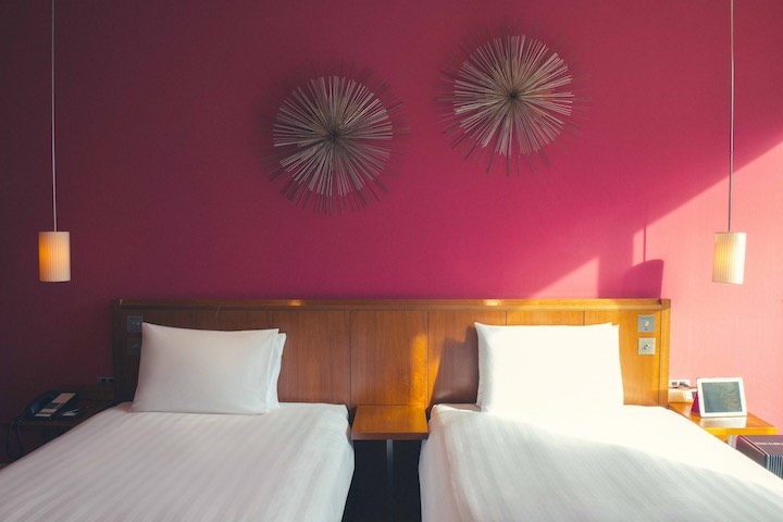 WITH THE STYLE FUKUOKA twin room with magenta accent wall and decorative wall art